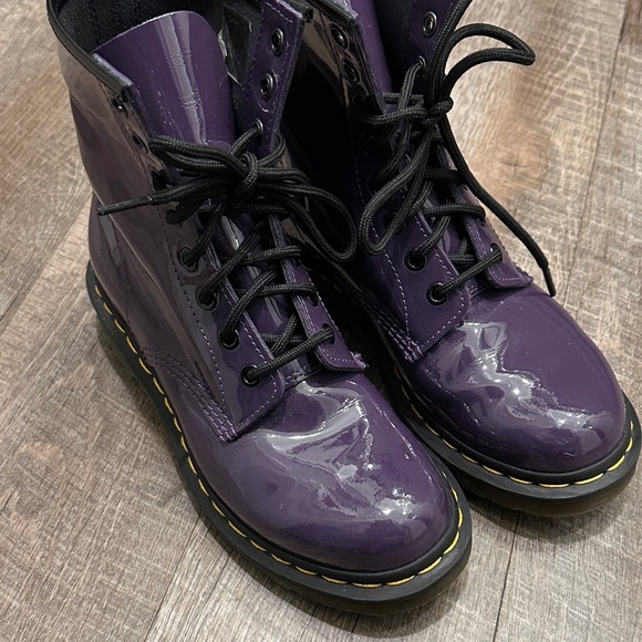 Dr. Martens 1460 8 eye lace up black current Purple Patent Leather Boots Size 7 - Picture 6 of 11